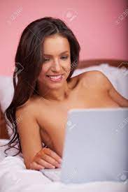 Belleza Con La Computadora. Jóvenes Mujeres Desnudas Atractivas Navegar Por  Internet Mientras Está Acostado En El Sofá Y Sonriendo Fotos, retratos,  imágenes y fotografía de archivo libres de derecho. Image 22041620