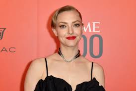 Amanda Seyfried Recalls Filming Nude Scenes at 19: 'How Did I Let That  Happen?' 