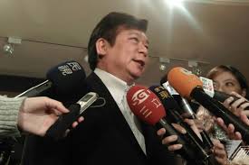 He was the special deputy minister of the mainland affairs council of the executive yuan in september 2013 until august 2014 and. é­æŒ‡ç‚ºåŒªè«œå¼µé¡¯è€€èˆ‡ç©ºå§å¥³å‹å©šäº‹ç„¡å¥ˆå'Šå¹ é¢¨å‚³åª'