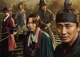 Hóa ra vai thái tử diệt zombie ở bom tấn Kingdom vốn là của nam thần khác,  lý do bỏ vai được dân tình tung hô một thời