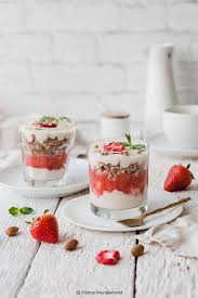 Veganes Erdbeer Mandel Dessert Gesund Und Glutenfrei Ein Einfaches Und Schnelles Rezept Perfekt Fur Den Fruhling Maras Wund Almond Desserts Food Desserts