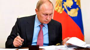 Длинные нерабочие дни в мае 2021 году по указу путина надо президент в пятницу 23 апреля подписал указ, который позволит отдыхать непрерывно с 1 по 10 мая. Putin Podpisal Ukaz O Nerabochih Dnyah Mezhdu Majskimi Prazdnikami