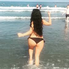 Informatii proaspete culese de jurnalisti cu experienta editoriala! Uite O Pe Kim Kardashian De Romania Cat De Bine Seamana Botosaneanca Cu Vedeta Internationala