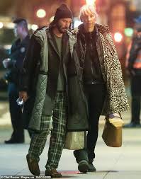 (@keanureeves_fake) 2 ноя 2020 в 9:31 pst. Keanu Reeves 55 Is Seen With Alexandra Grant 46 While He Films Matrix 4 In San Francisco Daily Mail Online