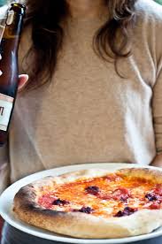 Volete una pizza fatta in casa strepitosa? La Pizza Rotonda Fatta In Casa Come In Pizzeria Peperoni E Patate