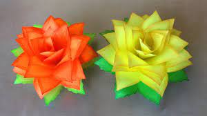 Hay flores de papel gigantes que te roban el aliento con su belleza (y su tamaño!) hoy te enseñaremos como hacer flores de papel gigantes y te traemos una pila de ideas para usarlas en tu evento. Como Fazer Rosa De Papel Fazer Flores De Papel Paper Flower Tutorial Paper Flowers Origami Flowers