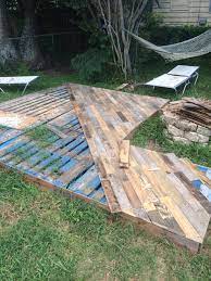 Patio Deck Out Of 25 Wooden Pallets 1001 Pallets Patio Backyard Diy Patio