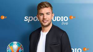 Deutschland kann im letzten gruppenspiel gegen ungarn den einzug ins achtelfinale der em klarmachen. Deutschland Vs Portugal Zdf Experte Christoph Kramer Zeigt Jogi Low Wie Eine Motivationsrede Geht Stern De