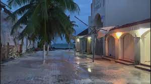 Cancún is a city in southeast mexico on the northeast coast of the yucatán peninsula in the mexican state of quintana roo. Ameacada Pelo Furacao Delta Cancun Esvazia Hoteis E Prepara Abrigos