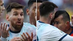 Gary medel estime que l'arbitre a mal géré le match. Copa America 2019 Lionel Messi Red Card Gary Medel Headbutt Argentina Vs Chile Video