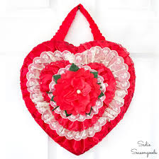 Awesome hacks for the best valentine's day happy valentine's day, everyone! 5 Minute Craft Diy Wreath With A Valentine S Candy Box