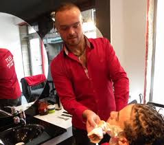 Le Telegramme Vannes Vitrine Eli T Coiffure Un Barbier S Installe Avannes