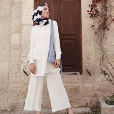Bembeyaz Kadriyebasturk Su Gibi Takim Ic Belli Etmiyor Bu Arada Cogunuz Bundan Korkmussunuz Hepimizin Fashion Hijab Fashion Inspiration Hijab Fashion