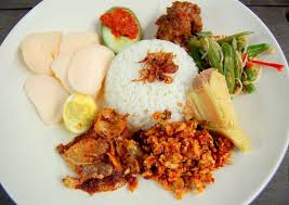 The soft, mushy grain is enjoyed with a special mixture of spices and herbs, which gives a strong flavor, along with fried chicken, egg, jackfruit, beans, and eggplant. 5 Makanan Khas Bali Yang Ada Di Hari Raya Nyepi