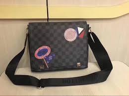 Durschstöbern sie damen louis vuitton umhängetaschen. Grosshandel Louis Vuitton Designer District Umhangetaschen Herren Aaa Business Aktentasche Messenger Bags Michael 8 Kor Tote Handtaschen Clutch Gg Satchel Lv Von Chudanduo 20 14 Auf De Dhgate Com Dhgate