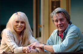 Born 15 may 1938) is a french model and actress. Mireille Darc Tot Schauspielerin Aus Der Grosse Blonde Mit Dem Schwarzen Schuh Gestorben Der Spiegel
