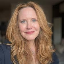 Phoebe wears a "That girl" shirt. Rachel's mom was the "That girl" actress  in the 60s