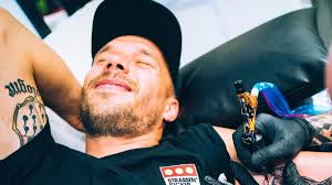 Tattoo of an assault rifle on raheem sterling's right leg. Lukas Podolski Hat Sich Ein Besonderes Tattoo Stechen Lassen