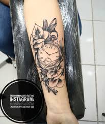 Tattoo Rosas Com Relogio Studiomakaiviotattoo Studiomakaiviotattoo Tatuagem Tatuagem Atras Do Braco Tatuagem Relogio Com Rosas A tatuagem escolhida tera que combinar com o local na perna, pois o desenho precisa ficar em uma area em que ele seja melhor visualizado. tatuagem relogio
