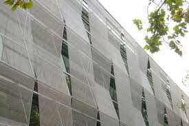 Revetement Exterieur Personnalisation Du Batiment En Maille Metallique Maillemetaldesign Fr Avec Images Facade Metallique Stores Solaires Construction Bois