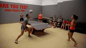 Adalah cara melaksanakan pukulan di dekat garis meja dengan gerak pukul memotong ke bawah serta ke depan untuk menghadapi bola perputaran hasil pukulan pertahanan lawan dan servis bola. Cobain Permainan Gabungan Tenis Meja Dan Sepak Bola Tribun Lampung