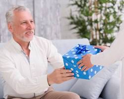senior person receiving a giftの画像