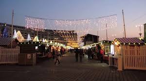 3 milioane de beculete care dau nastere la ii, ingeri, stelute si motive nationale. Targ De Craciun Bucuresti Piata Constitutiei 2016 Youtube