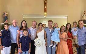 Esse último hit ficou entre as músicas mais tocadas do brasil e de mais de 40. Thais Fersoza E Michel Telo Posam Com Filhos No Casamento De Teo Telo Quem Quem News