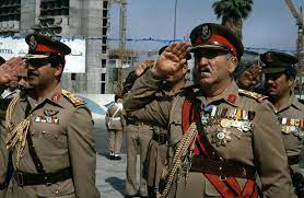 صورة تجمع بين وزير الدفاع العراقي الأسبق الفريق الركن عدنان خير الله ورئيس اركان الجيش العراقي الفريق الأول الركن عبدالجبار شنشل خلال baghdad iraq mesopotamia