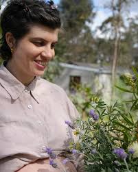 An impromptu shoot with a dear friend 🤎 Annie from @kaleidoarttherapy  preparing for an eco art therapy workshop 🍃🍃🍃 Check out their page for  online resources and upcoming events in Castlemaine, toot toot.