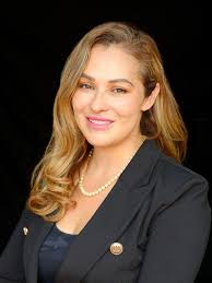 Bernadette Holmes's Instagram, Twitter & Facebook