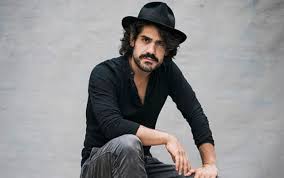 Alessandro mannarino, noto semplicemente come mannarino (roma, 23 agosto 1979), è un cantautore italiano. L Impero Crollera Nei Teatri Di Tutta Italia Intervista Ad Alessandro Mannarino