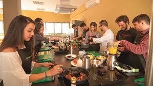 Nos hace disfrutar, nos gusta. Escuela Aromas De Cocina Comer Juntos Nos Une Y Nos Hace Mas Felices La Revista De Valdemoro