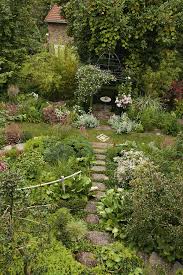 Tirez parti des zones les plus reculées de votre jardin en pente en construisant une petite terrasse confortable. Avant Apres Amenager Un Chemin En Pente Detente Jardin