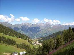 Le ski, bien sûr, la piscine magic pool et son spa, la patinoire extérieure… les amoureux de randonnée et d'espaces préservés. La Plagne 2080 M