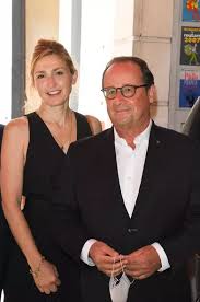 Invitée d'honneur du 7ème festival de l'université de limoges, la compagne de françois hollande est venue présenter à. Julie Gayet Bien Entouree Et Soutenue Par Francois Hollande A Angouleme