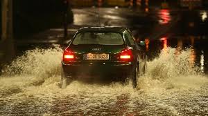 Anwohner schauen sich die schäden an, die die überflutung der nahma am überflutete autobahnen in nrw sorgen für sperrungen und staus. Rhdkjc6anunq9m