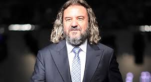 Bodrum'da lüks yatından inerek tatilcilere sahilde lahmacun ve ayran dağıtan iş adamı, ayakkabı boyacılığından zirveye tırmanan sezgin baran korkmaz çıktı. Ljiyzyrsx6n4um