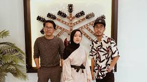 Lagu berjudul ghonnili syuwayya syuwayya merupakan lagu gambus populer. Kisah Di Balik Lagu Ya Tabtab Yang Dibawakan Nissa Sabyan