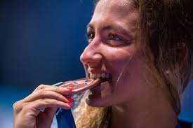 Ha vinto la medaglia d'oro gareggiando nelle batterie della staffetta 4x100 m misti, un argento nei 200 m dorso e un bronzo nei 100 m dorso. Mondiali Di Nuoto Chi E Simona Quadarella Bronzo Nei 1500 Metri Stile Libero