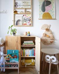 Cat tangga tersebut dengan warna yang cerah untuk mempercantik desain perpustakaan. Desain Interior Perpustakaan Mini Dalam Rumah Untuk Si Kecil Agar Punya Hobi Baca Inspirasi Desain Rumah Terkini