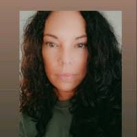 Danielle Breslin's Instagram, Twitter & Facebook