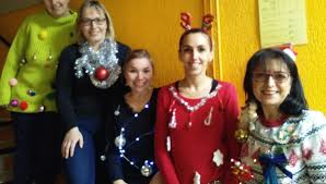 Pour ceux qui ont déjà une aversion pour le déguisement, l'idée d'acheter, avec ses deniers durement gagnés, un pourtant, avant d'être l'objet de moqueries, ces pulls de noël, étaient des symboles d'affections. Les Atsem D Une Ecole De Metz Fetent La Journee Du Pull Moche De Noel