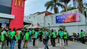 Isi dari paket tersebut berupa chicken mc nugget, french fries, dan juga cola. Actnfur29n5v2m