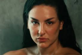 Kéfera Buchmann reclama de ser "massacrada" todos os dias: "Isso dói"