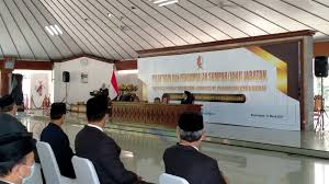 Se bupati magetan memuat pemakaian batik aturan pemakaian seragam asn dikuatkan dengan munculnya permendagri nomor 11 tahun 2020 disebutkan pada pasal 5 ayat 2 (dua), asn mengenakan seragam pakaian dinas harian (pdh). Bupati Bojonegoro Lantik 49 Pejabat Dan 190 Kepala Sd Yang Baru Dimutasi Beritabojonegoro Com