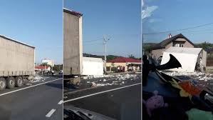 15 hours ago · șapte persoane, inclusiv doi copii, au decedat duminică, în urma unui cumplit accident care a avut loc pe dn2, la ieşirea din localitatea băcăuană răcăciuni. Accident Cu VictimÄƒ La RÄƒcÄƒciuni Un Tir A Intrat Intr Un Camion Ziarul De BacÄƒu