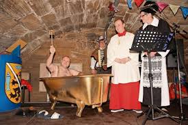 Gottes haus hat zwar, wie der evangelist johannes ganz richtig angemerkt hat, viele wohnungen, aber nicht jede wohnung hat die richtige badewanne. Lichtenfels Eine Goldene Badewanne Fur Pfarrer Mockel Coburg Neue Presse Coburg