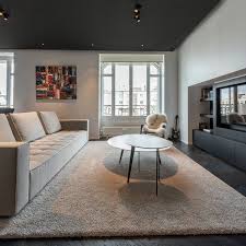 Habitation Amenagement Appartement Noir Et Blanc Salon Tapis Plafond Noir Parquet Chevron Noir Architecture Plafond Noir Salle Familiale Mur Gris