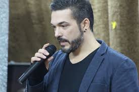 Crede că se va simţi pe scenă ca în 1996, când a avut primul spectacol cu viţa. DestÄƒinuri EmoÅ£ie Si MuzicÄƒ Live La ConferinÅ£a Apchat Cu Adrian Despot